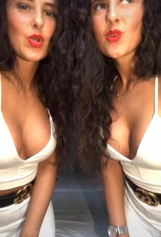 5. jakictwins Demonstrates Wonderful Cleavage