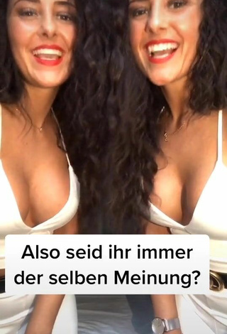 6. jakictwins Demonstrates Wonderful Cleavage