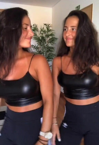 4. Sexy jakictwins in Leggings