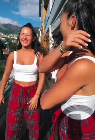 2. Sweet jakictwins Shows Cleavage in Cute White Crop Top