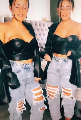 Sexy jakictwins Shows Cleavage in Black Corset