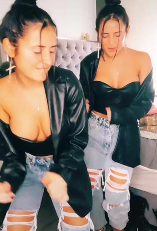 3. Sexy jakictwins Shows Cleavage in Black Corset