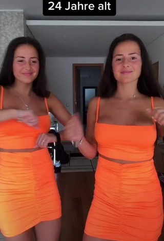 3. Amazing jakictwins Shows Cleavage in Hot Crop Top and Bouncing Boobs