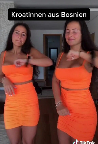 5. Amazing jakictwins Shows Cleavage in Hot Crop Top and Bouncing Boobs