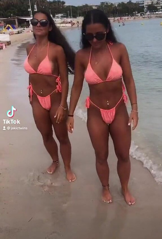 2. Sexy jakictwins Shows Cleavage in Peach Bikini at the Beach