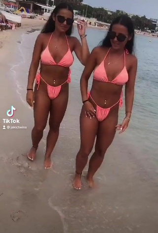 3. Sexy jakictwins Shows Cleavage in Peach Bikini at the Beach