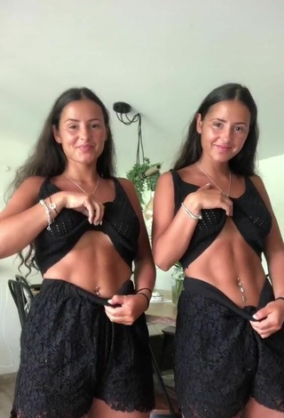 6. Hot jakictwins Shows Cleavage in Black Crop Top