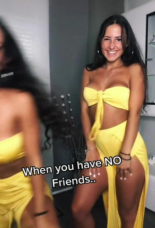 2. Hot jakictwins Shows Cleavage in Yellow Tube Top