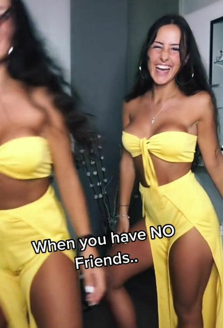 3. Hot jakictwins Shows Cleavage in Yellow Tube Top