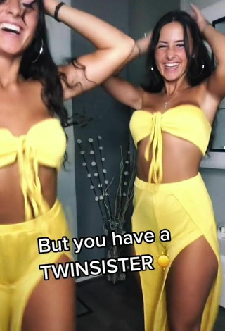 4. Hot jakictwins Shows Cleavage in Yellow Tube Top