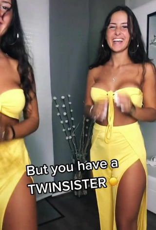 5. Hot jakictwins Shows Cleavage in Yellow Tube Top
