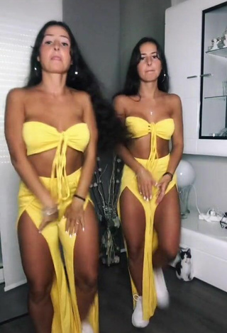 2. Sexy jakictwins Shows Cleavage in Yellow Tube Top