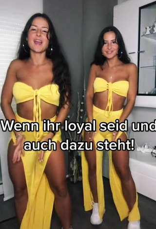 3. Sexy jakictwins Shows Cleavage in Yellow Tube Top