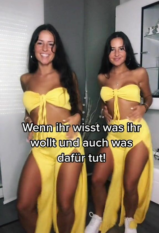 4. Sexy jakictwins Shows Cleavage in Yellow Tube Top
