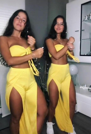 5. Sexy jakictwins Shows Cleavage in Yellow Tube Top