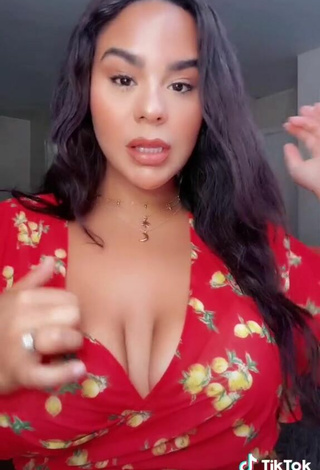 3. Sexy Jessica Marie Garcia Shows Cleavage in Crop Top