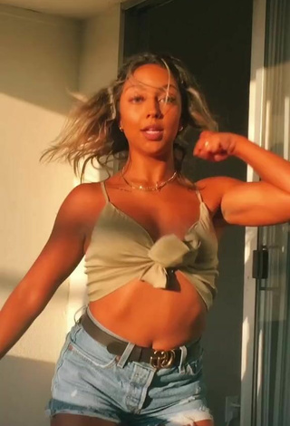 3. Hot Kenna Mo Shows Cleavage in Crop Top