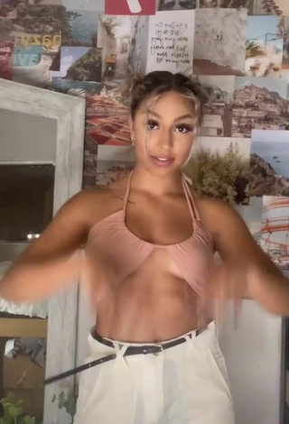 Sexy Kenna Mo Shows Cleavage in Crop Top