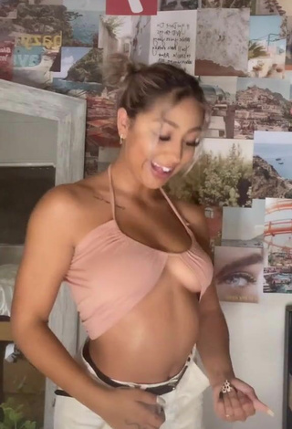 6. Sexy Kenna Mo Shows Cleavage in Crop Top