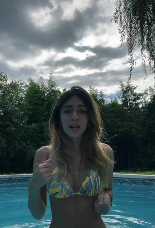Magnificent kiki Shows Cleavage in Bikini Top at the Pool