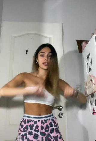 Sexy kiki Shows Cleavage in White Tube Top