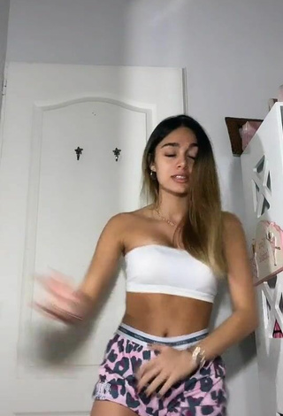 2. Sexy kiki Shows Cleavage in White Tube Top