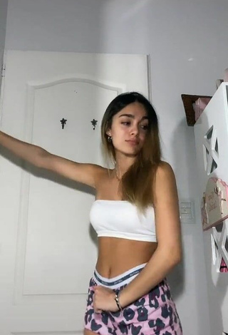 3. Sexy kiki Shows Cleavage in White Tube Top