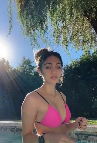 Seductive kiki Shows Cleavage in Pink Bikini Top at the Pool