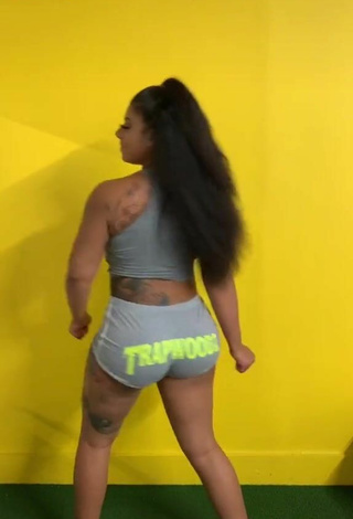 Sweet Mikayla Saravia Shows Big Butt while Twerking