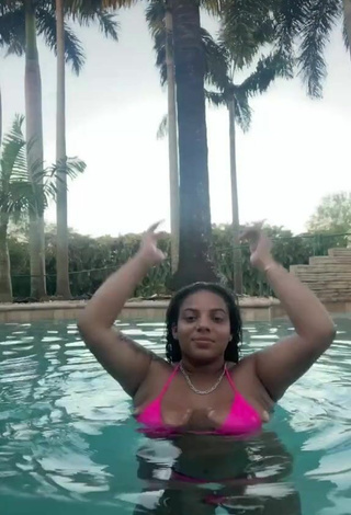 2. Sexy Mikayla Saravia Shows Cleavage in Pink Bikini Top at the Swimming Pool