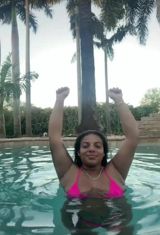 3. Sexy Mikayla Saravia Shows Cleavage in Pink Bikini Top at the Swimming Pool