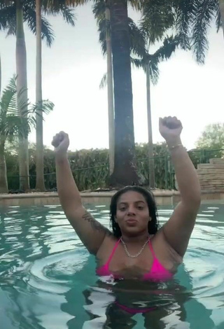 4. Sexy Mikayla Saravia Shows Cleavage in Pink Bikini Top at the Swimming Pool