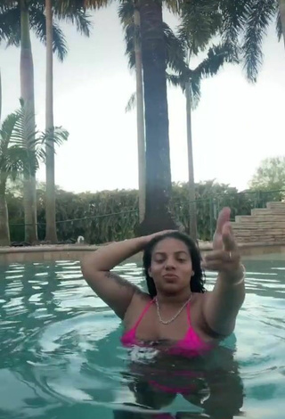 5. Sexy Mikayla Saravia Shows Cleavage in Pink Bikini Top at the Swimming Pool