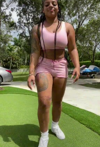 6. Sexy Mikayla Saravia Shows Cleavage in Pink Sport Bra