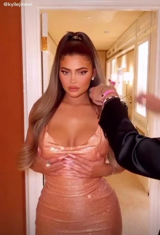 Sexy Kylie Jenner Shows Cleavage in Dress