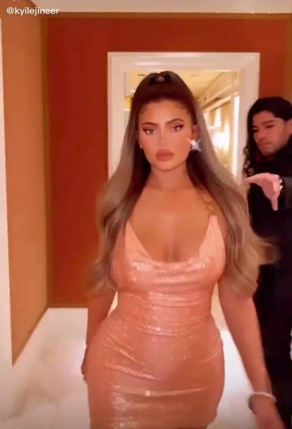 4. Sexy Kylie Jenner Shows Cleavage in Dress