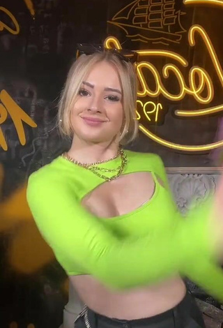 3. Amazing Laura Mullor Shows Cleavage in Hot Light Green Crop Top