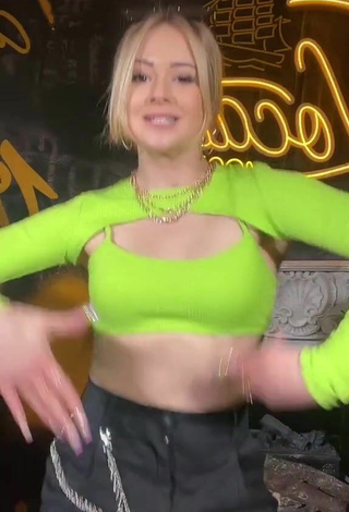 4. Amazing Laura Mullor Shows Cleavage in Hot Light Green Crop Top
