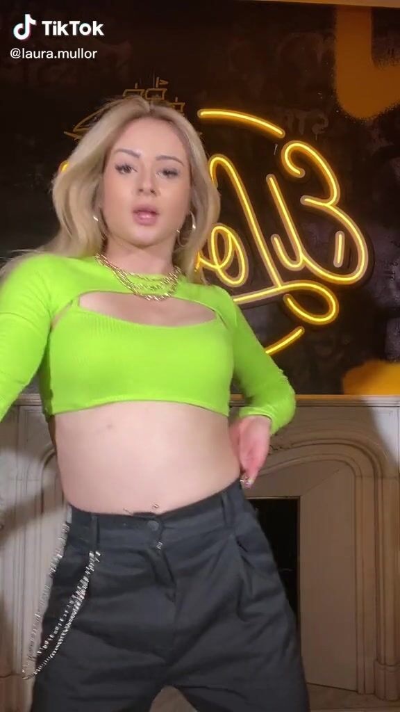 Hottie Laura Mullor Shows Cleavage in Light Green Crop Top | sexyfilter.com
