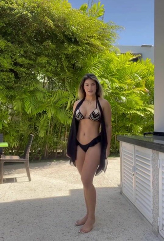 3. Hot Laura Fuentes Shows Cleavage in Bikini