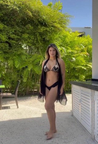 4. Hot Laura Fuentes Shows Cleavage in Bikini