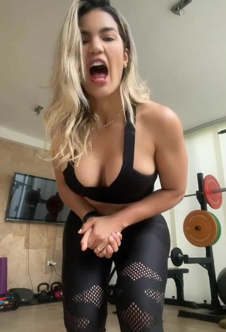 6. Sexy Laura Fuentes Shows Cleavage in Black Sport Bra in the Sports Club