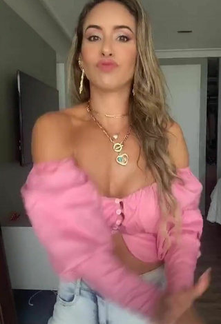 6. Amazing Lica Lopes Ramalho Shows Cleavage in Hot Pink Crop Top
