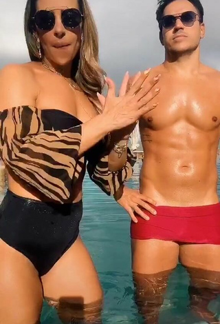 4. Sexy Lica Lopes Ramalho Shows Cleavage in Black Bikini