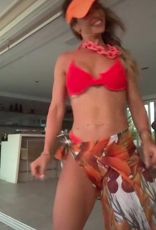 3. Breathtaking Lica Lopes Ramalho Shows Cleavage in Red Bikini Top
