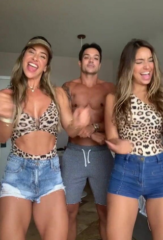 4. Hot Lica Lopes Ramalho Shows Cleavage in Leopard Swimsuit