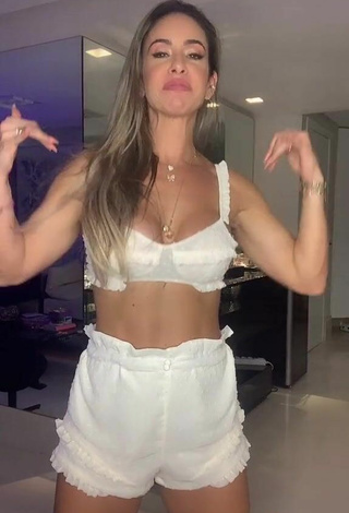 3. Sexy Lica Lopes Ramalho Shows Cleavage in White Bra