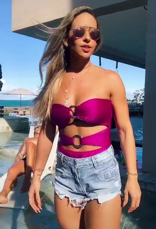 2. Sexy Lica Lopes Ramalho Shows Cleavage in Pink Swimsuit