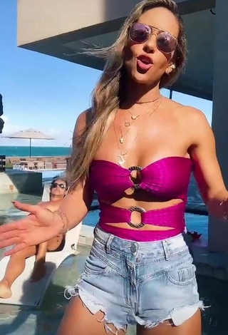 3. Sexy Lica Lopes Ramalho Shows Cleavage in Pink Swimsuit