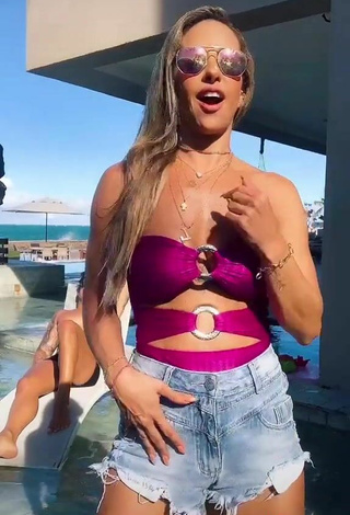 5. Sexy Lica Lopes Ramalho Shows Cleavage in Pink Swimsuit